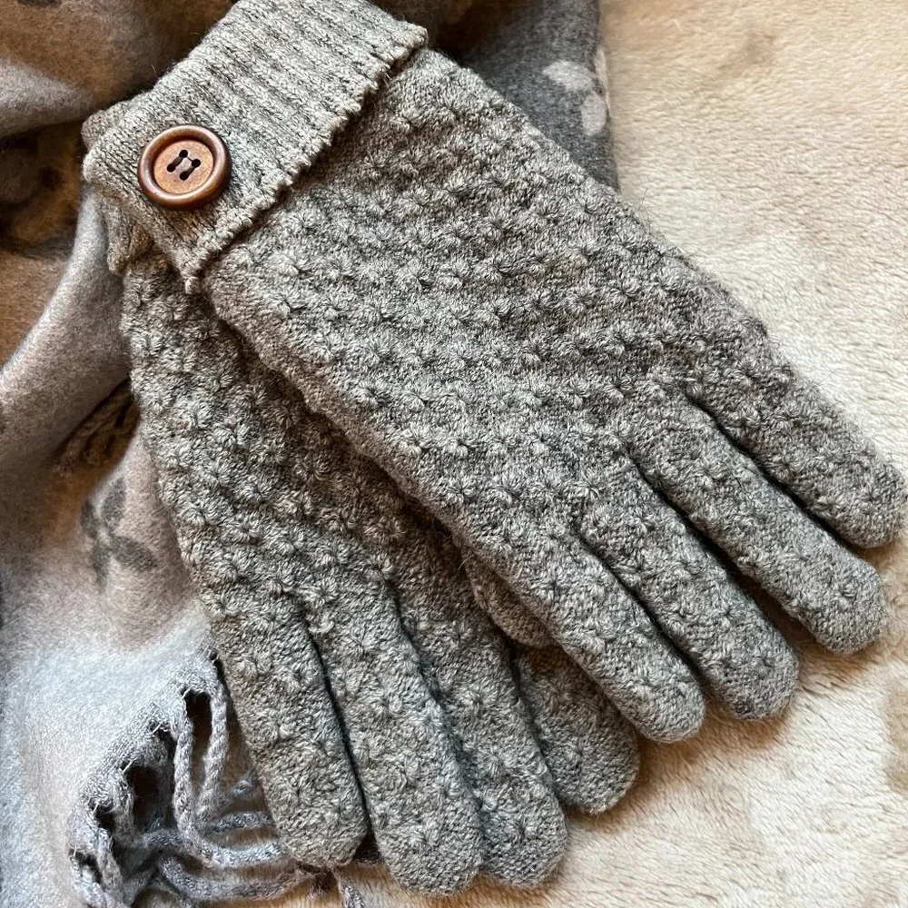 Women’s Winter Warm Gloves Fleece W/ Button Details in Gray